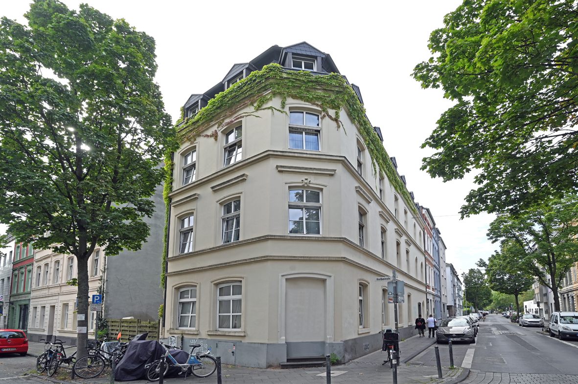 Straße und Blick auf Wohnhaus Siebachstraße in Köln Nippes