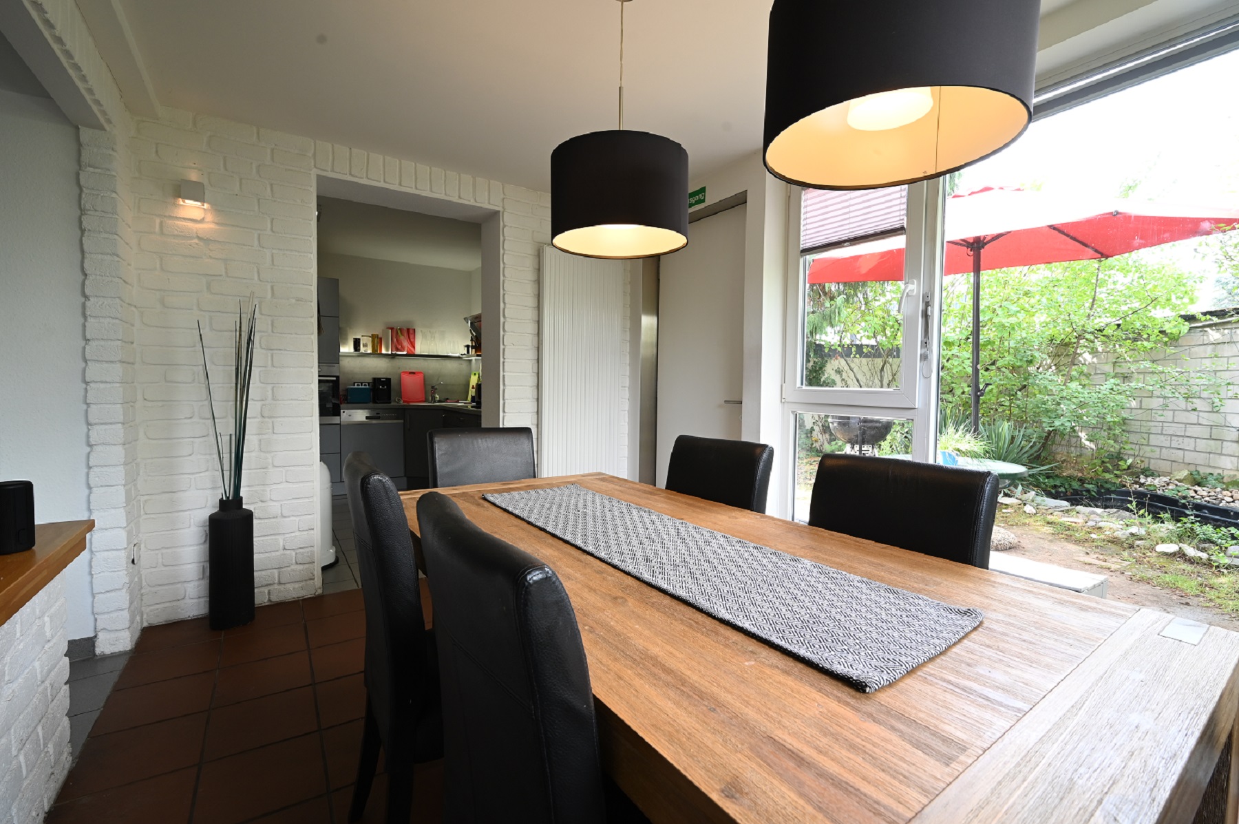 Esstisch und Blick in Küche im Haus Kölner Straße 